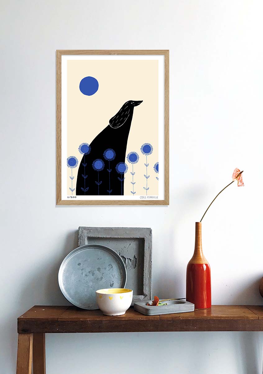 Poster avec un ours noir et des fleurs bleues